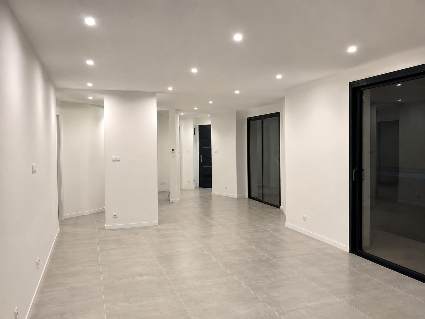 Installation de spots LED encastrés au plafond